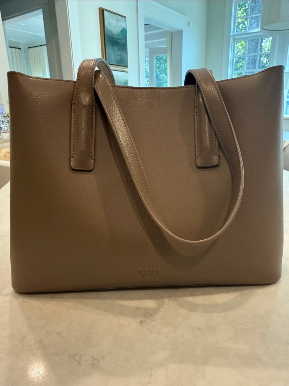 Elegant Freja New York Taupe Leather Tote Bag - Classic Everyday Carry